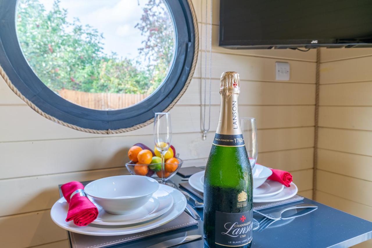Вилла Laburnum Farm Estate Alderton  Экстерьер фото